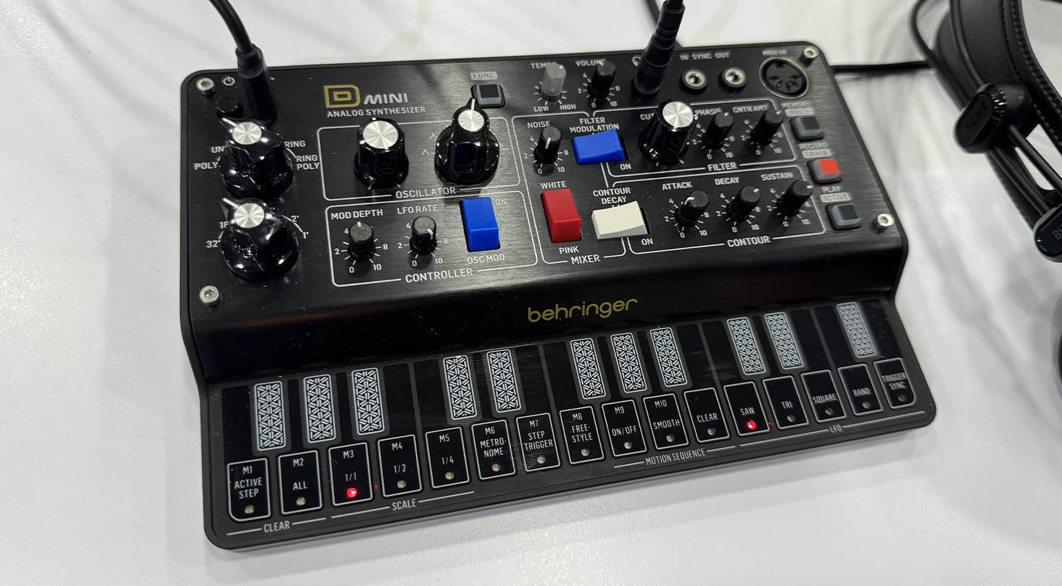 Behringer D MINI: El clon portátil del Minimoog a detalle