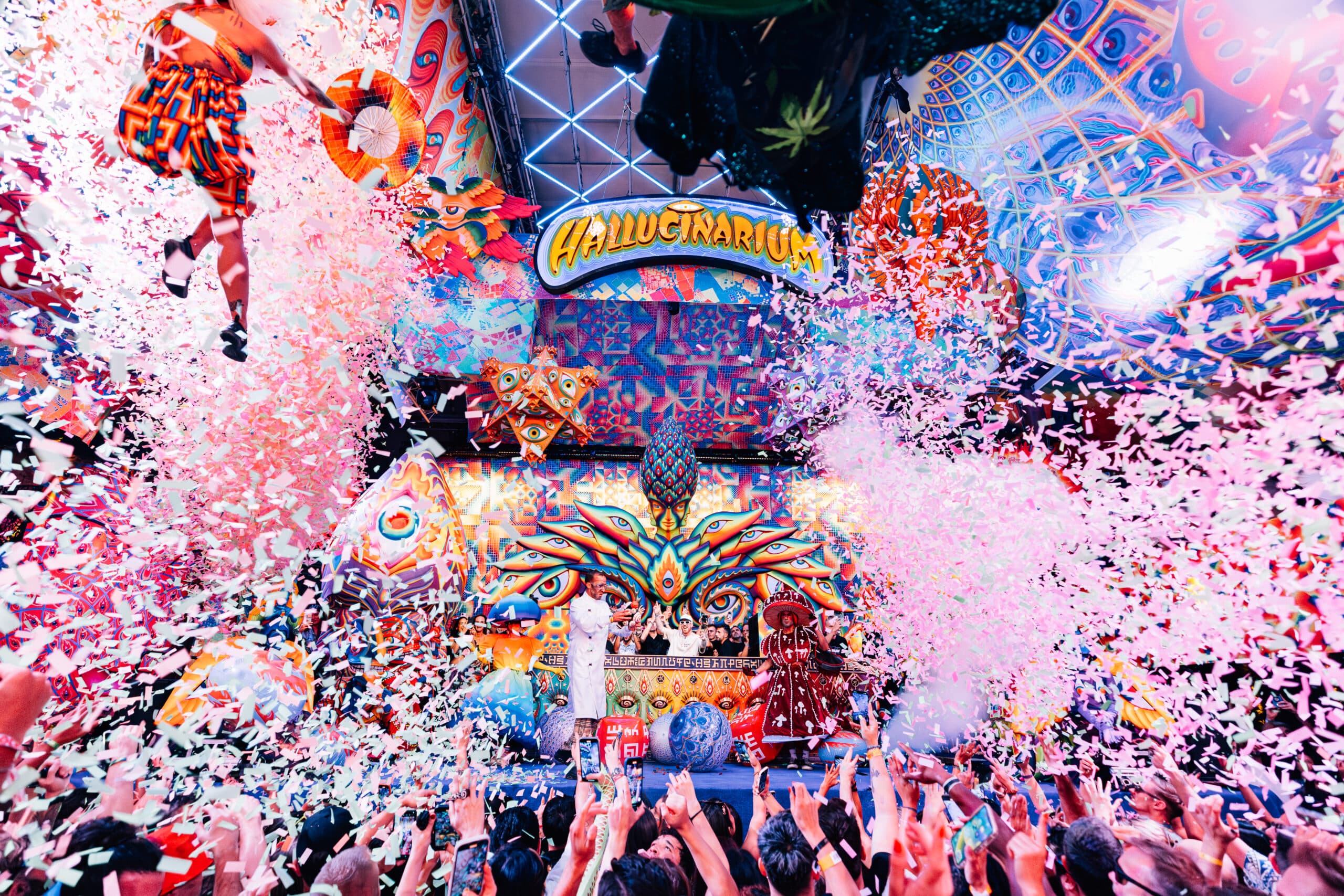 elrow estrena Hallucinarium en el hyperclub UNVRS de Ibiza